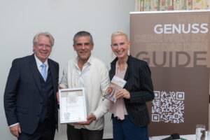 Einer der beiden Käse-Gewinner: v.l.n.r.: Willy Lehmann (Herausgeber Genuss Guide), Houshmand Rabie vom KÄSELAND), Andrea Knura (Autorin und Herausgeberin Genuss Guide). © Tanzer
