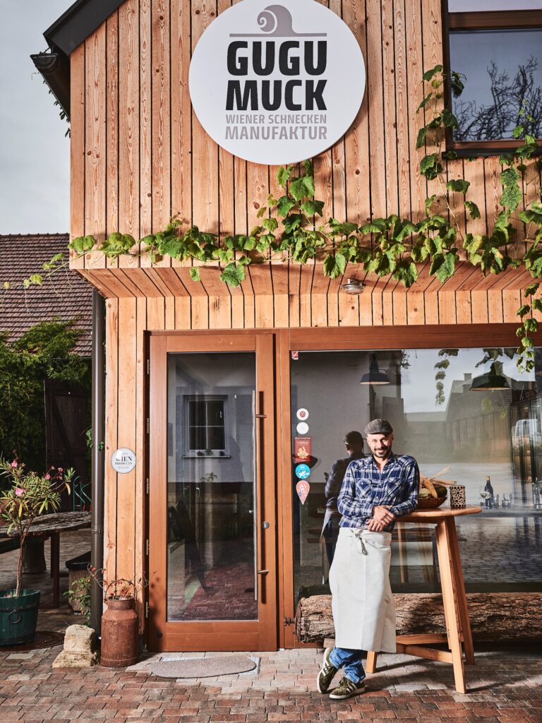 Andreas Gugumuck vor dem Gourmet-Shop und dem Hof-Bistro. © Felix Mayr
