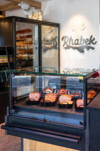 Hochwertig präsentiert werden die Spezialitäten in der Heißen Theke auf der Platte 64 von Aichinger. © Michaela Begsteiger