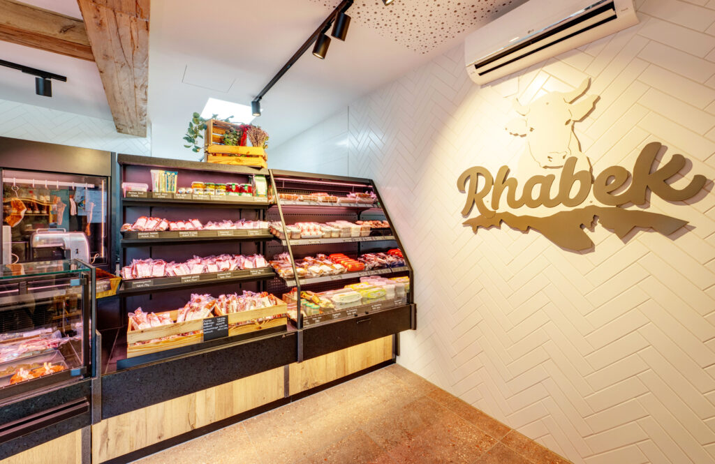 Das Angebot im SB-Kühlregal wird gut und gern angenommen. © Michaela Begsteiger