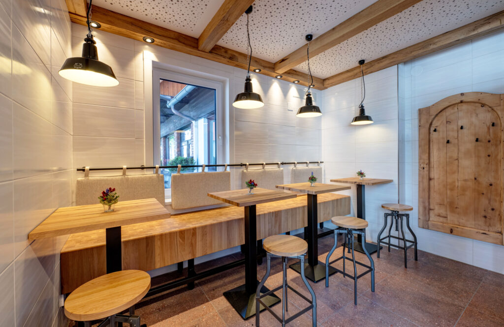 Der Gastrobereich ist von vier auf acht Plätze vergrößert worden.© Michaela Begsteiger