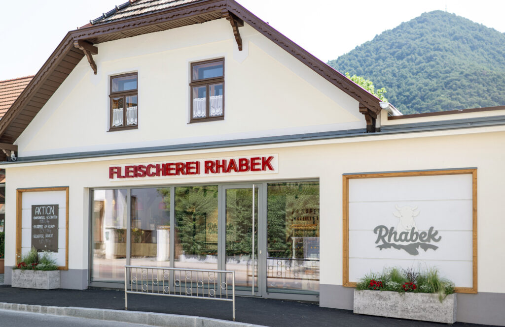 Die bodentiefen Fensterelemente erlauben einen ungehinderten Blick in den Laden. © Michaela Begsteiger