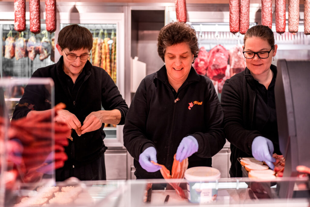 Zu Stoßzeiten arbeiten im Fleischerfachgeschäft Steiner bis zu sechs Mitarbeiter gleichzeitig an der Theke, um die Menü-, Jausen- und Abholkundschaft auch rasch bedienen zu können. © Henry Gasselich