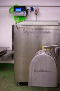 Der Fleischwolf von Seydelmann ergänzt den Produktionsbereich in der Fleischerei Steiner. © Henry Gasselich