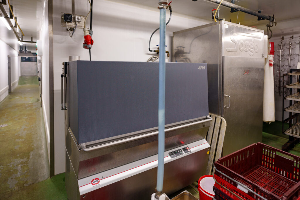 Kisten- und Gerätespülmaschine von Jeros zur hygienischen Reinigung von Fleischerkisten, Behältern und Betriebsequipment.© Henry Gasselich