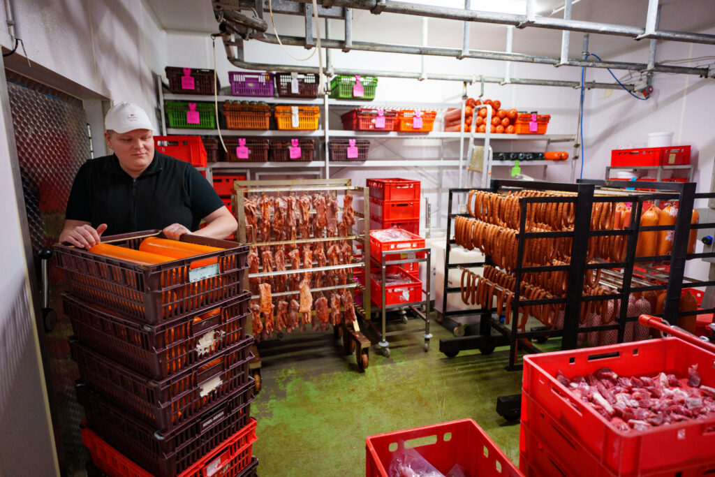 Martin Steiner im Reife- und Kühlbereich. Die Spezialitäten hängen unter kontrollierten Temperatur- und Hygienebedingungen zur Reifung und Stabilisierung der Qualität. © Henry Gasselich