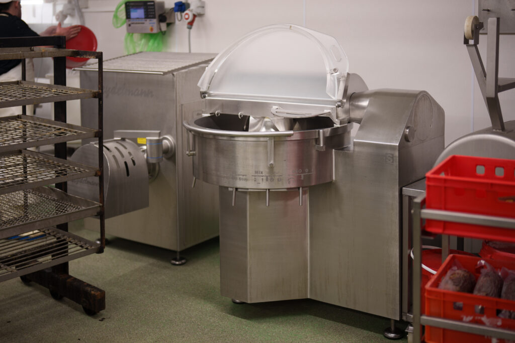 Schüsselkutter von Strasser in der Wurstproduktion, daneben ein Fleischwolf von Seydelmann. © Henry Gasselich