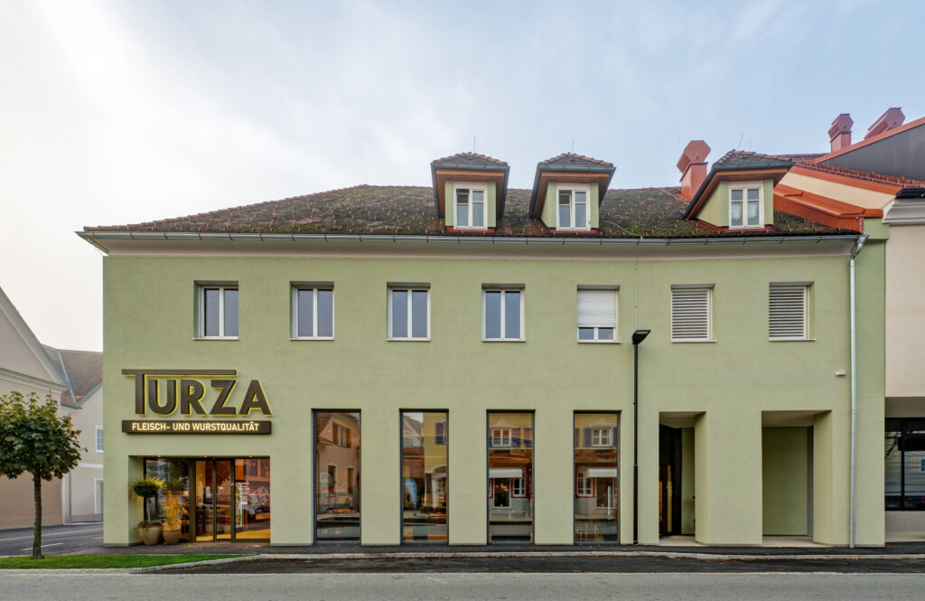 Bodentiefe Fenster geben Einblicke in das Ladengeschäft. Die Kunden betreten den Laden über den neuen Eingang an der Ecke. © Michaela Begsteiger