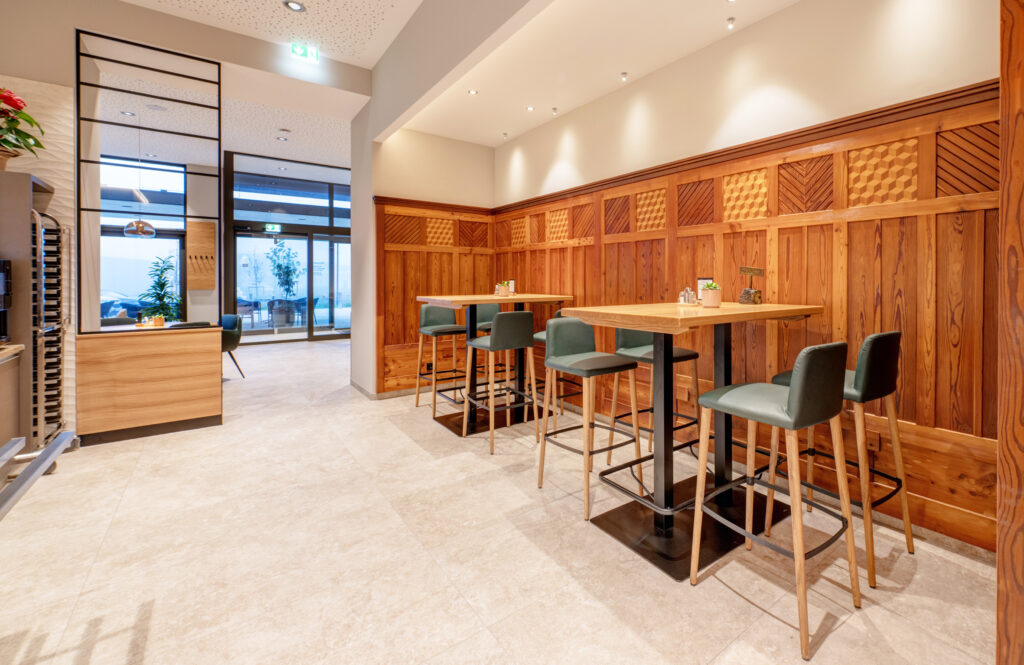 Bartische modern inszeniert und zugleich eine Hommage an das historische Gasthaus Friedrich. © Michaela Begsteiger