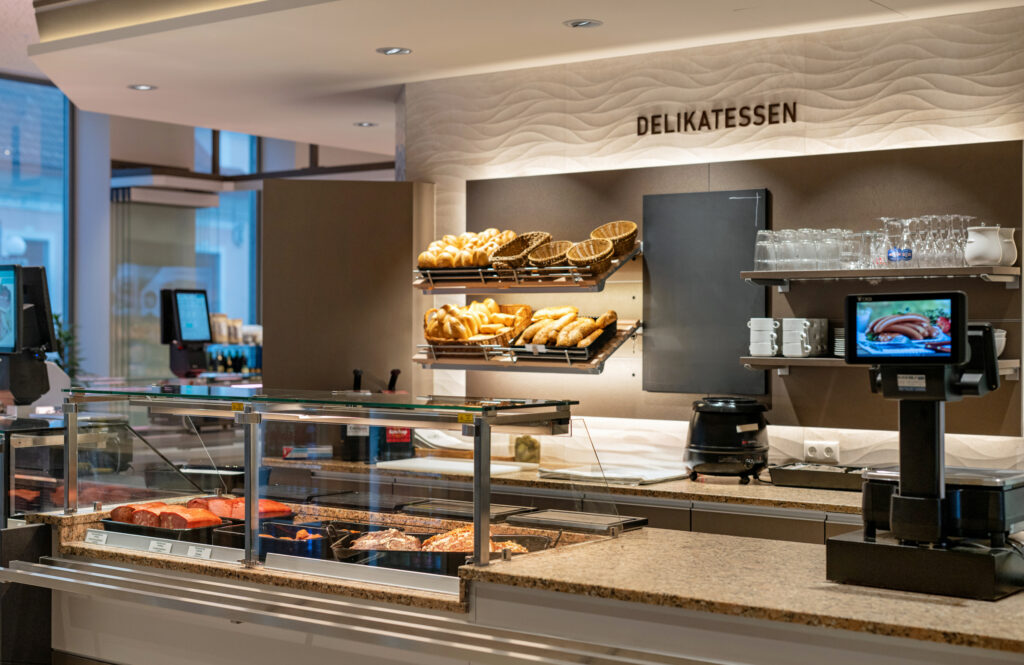 Die moderne Heiße Theke mit klarer Linienführung und hochwertiger Präsentation – das Delikatessenangebot der Fleischerei Turza verbindet Handwerk und Genuss mit zeitgemäßem Ladenbau. © Michaela Begsteiger