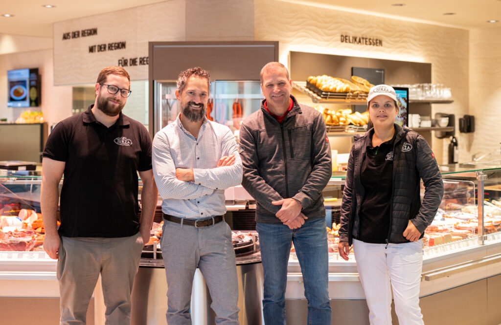 Erfolgreiche Partnerschaft: Geschäftsführer Philipp Turza, Christoph Sindlgruber von Aichinger, Karl Turza und Birgit Samer, die Partnerin von Philipp Turza (v. l.). © Michaela Begsteiger