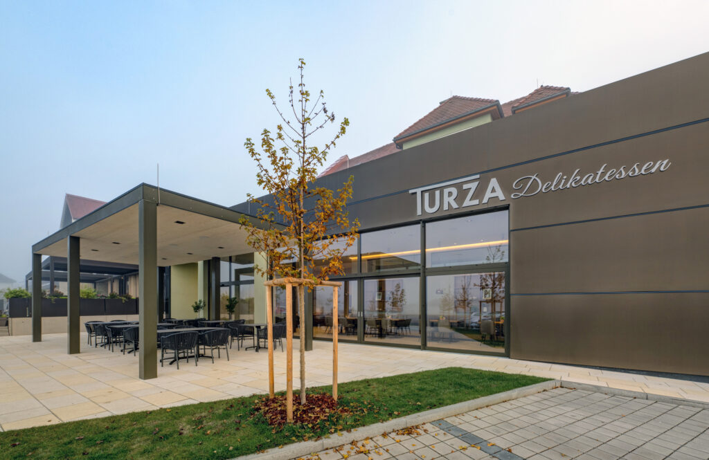 Der Anbau ist mit Alucobond in einem warmen Farbton verkleidet. © Michaela Begsteiger