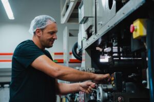 Auf leistungsstarken Anlagen werden Kunststoffdärme kundenspezifisch bedruckt. © Kalle Group