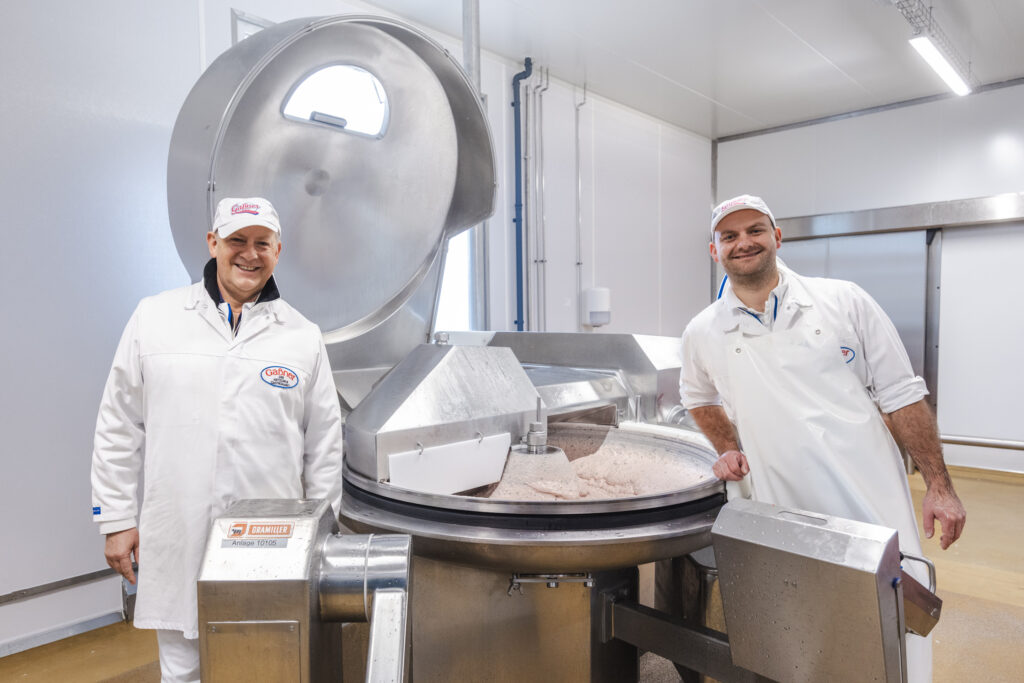 Ein eingespieltes (und humorvolles!) Metzgerduo: Anton und Andreas Gaßner.© Graf