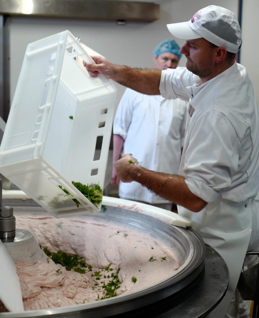 Petersilie zum Abschluss: Andi Gaßner bereitet 50 Kilo Würste zu.© Graf