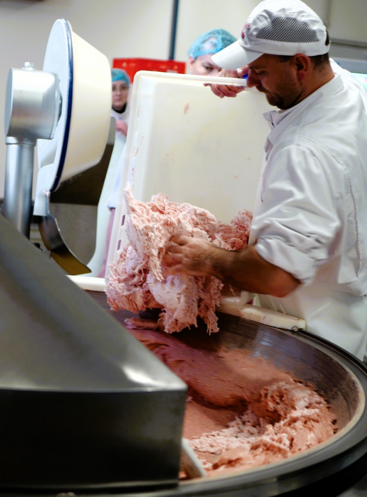 Transparenz am Kutter: Anton Gaßner erklärte die Münchner Rezeptur. © Graf