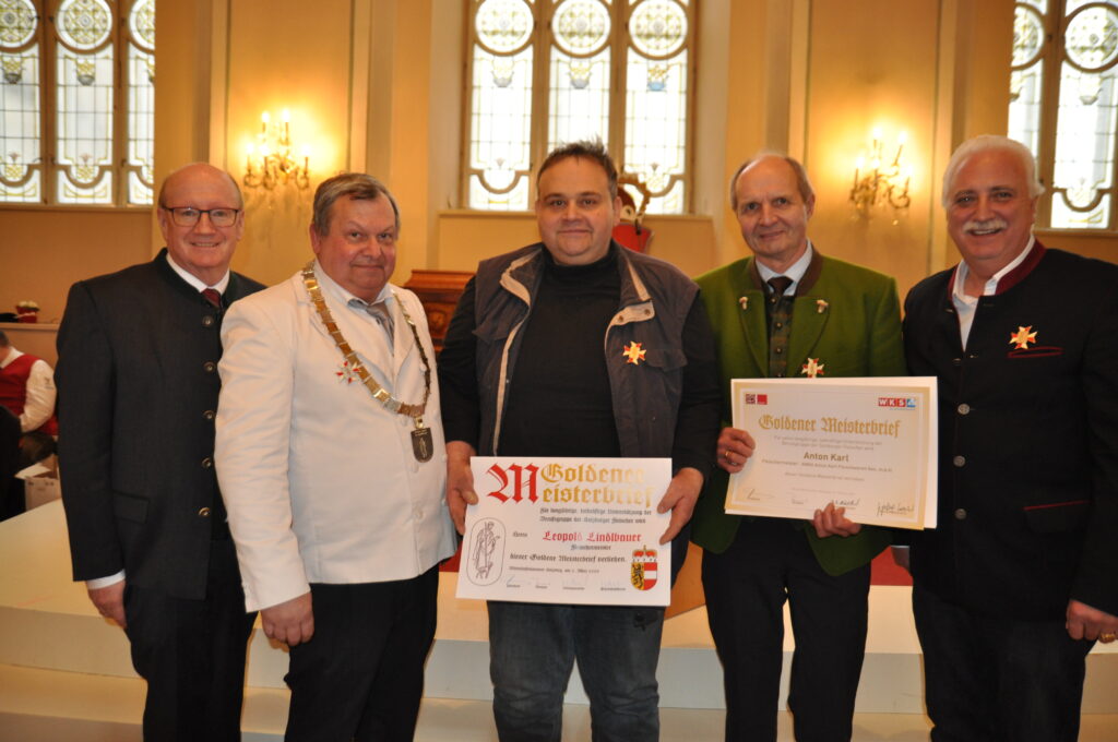 Anton Karl (2. v. r.) und Fleischermeister Leopold Lindlbauer (Mitte) erhielten für 30 Jahre Selbstständigkeit den Goldenen Meisterbrief der Landesinnung. Überreicht wurde die Auszeichnung von Innungsmeister Helmut Karl (2. v. l.), Spartenobmann Bernhard Seidl (l.) und Bundesinnungsmeister Raimund Plautz (r.). © Beigestellt