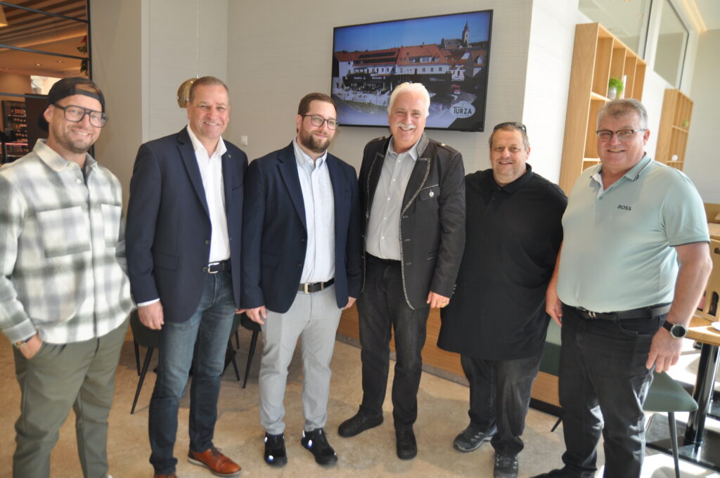 Prominenz bei der offiziellen Eröffnung (v. l.): Kollege Robert Buchberger, die Gastgeber Karl und Philipp Turza, Bundesinnungsmeister Raimund Plautz, Manfred Kos vom Fleischerverband und Fleischermeister Wolfgang Pecigus. © Michaela Begsteiger