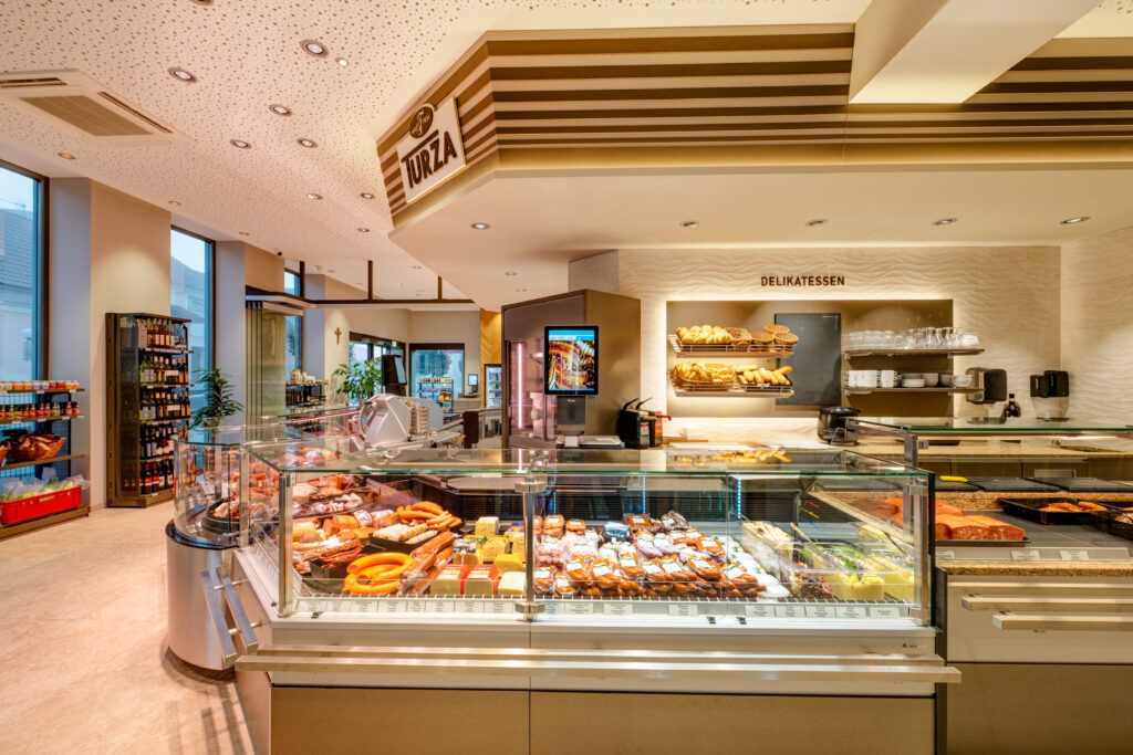 Eine großzügige Heiße Theke, ein umfangreiches Brot- und Gebäckangebot und vieles mehr steht dem genussorientierten Menschen in der Fleischerei Turza zur Verfügung. © Michaela Begsteiger