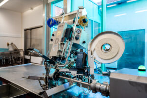 Clippen und Etikettieren wird mit dem ES 6000 in einem Arbeitsgang vereint. © beigestellt