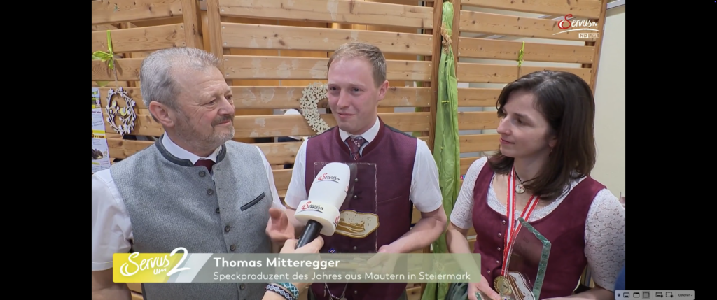 Medialer Ritterschlag auf der AB HOF 2026: Thomas Mitteregger, Speck-Produzent des Jahres aus Mautern in der Steiermark, stand kurz nach der Preisverleihung bereits vor dem Mikrofon von Servus TV.© Beigestellt