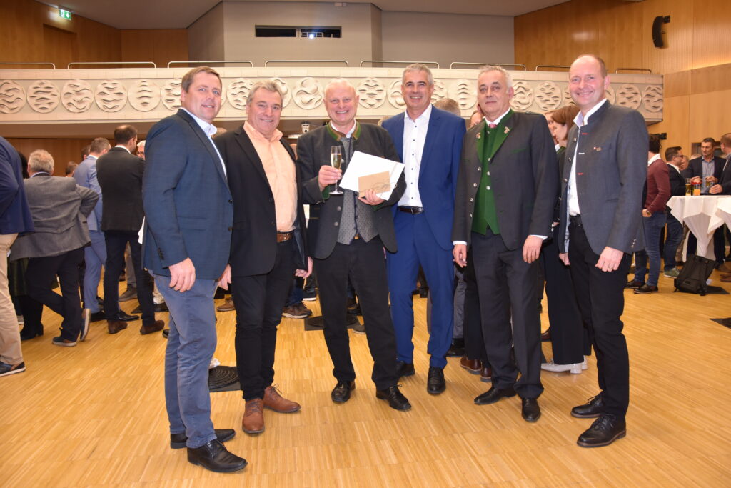 Prominente Abschiedsrunde für Johann Schlederer (v. l.): Arge-Rind-Obmann Josef Fradler, Gut-Streitdorf-Obmannstvt. Josef Brandstetter, Johann Schlederer, Gut-Streitdorf- GF Werner Habermann, Gut-Streitdorf-Obmann Franz Rauscher und Schweinebörse-Österreich-Obmann Rupert Hagler.© HaRo