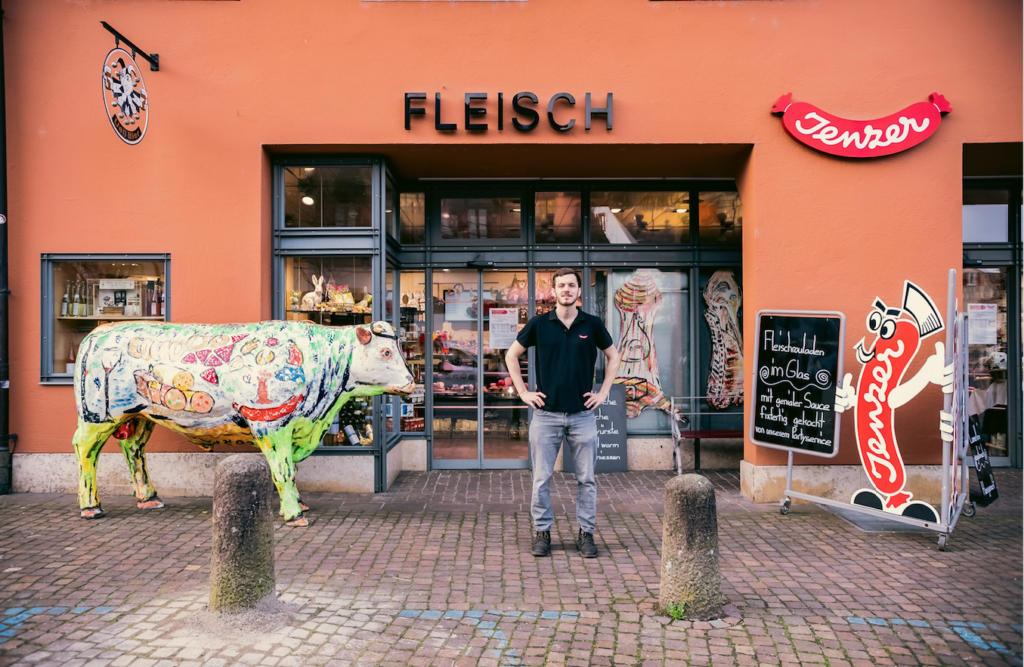 Raffael Jenzer vor dem Stammhaus. © Christian Jaeggi
