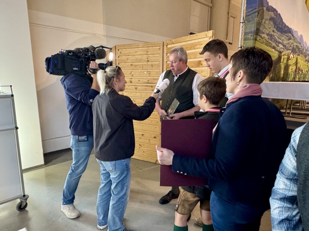 Herbert Lechner vom Blunzensemmerl aus Scheibbs – Speck-Produzent des Jahres 2025 – stand kurz nach der Preisverleihung auf der AB HOF 2026 mit seiner Familie im Mittelpunkt des Medieninteresses. © Beigestellt