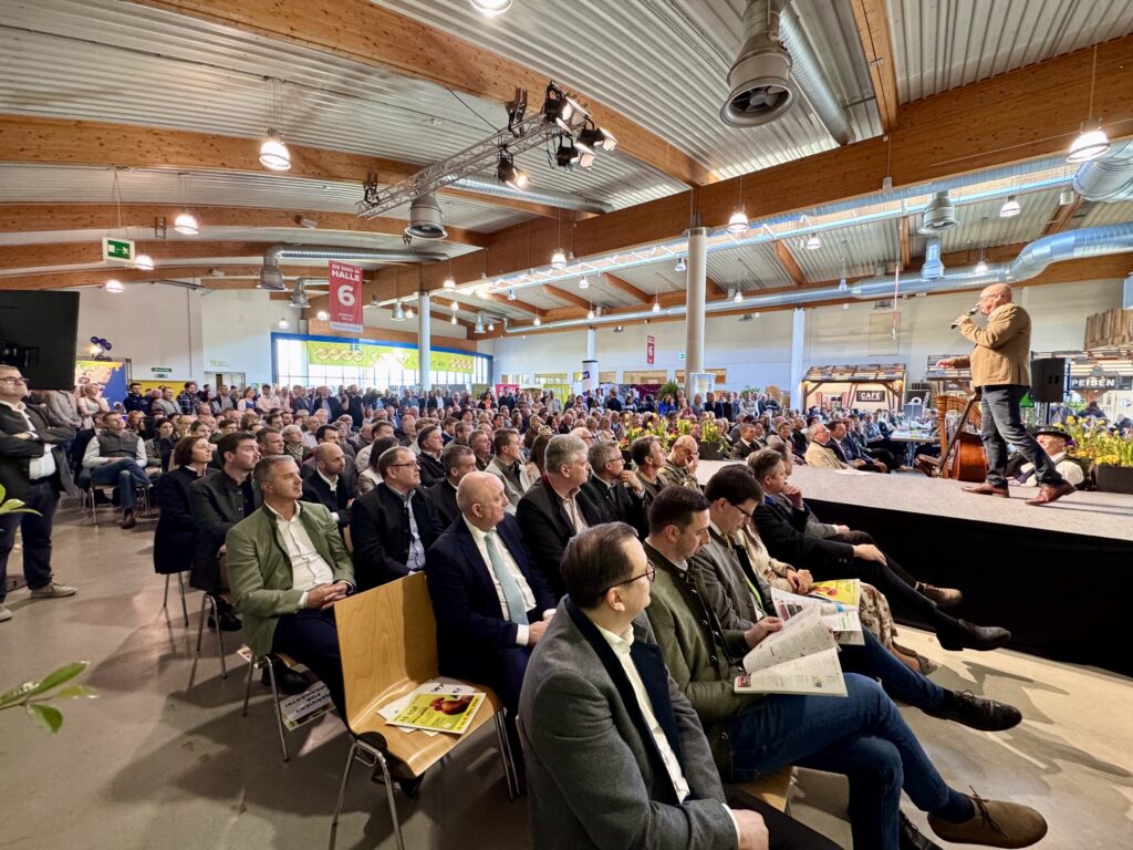 Kaum ein Platz frei: Blick ins Publikum bei der Eröffnung der AB HOF 2026 in Wieselburg. © Beigestellt