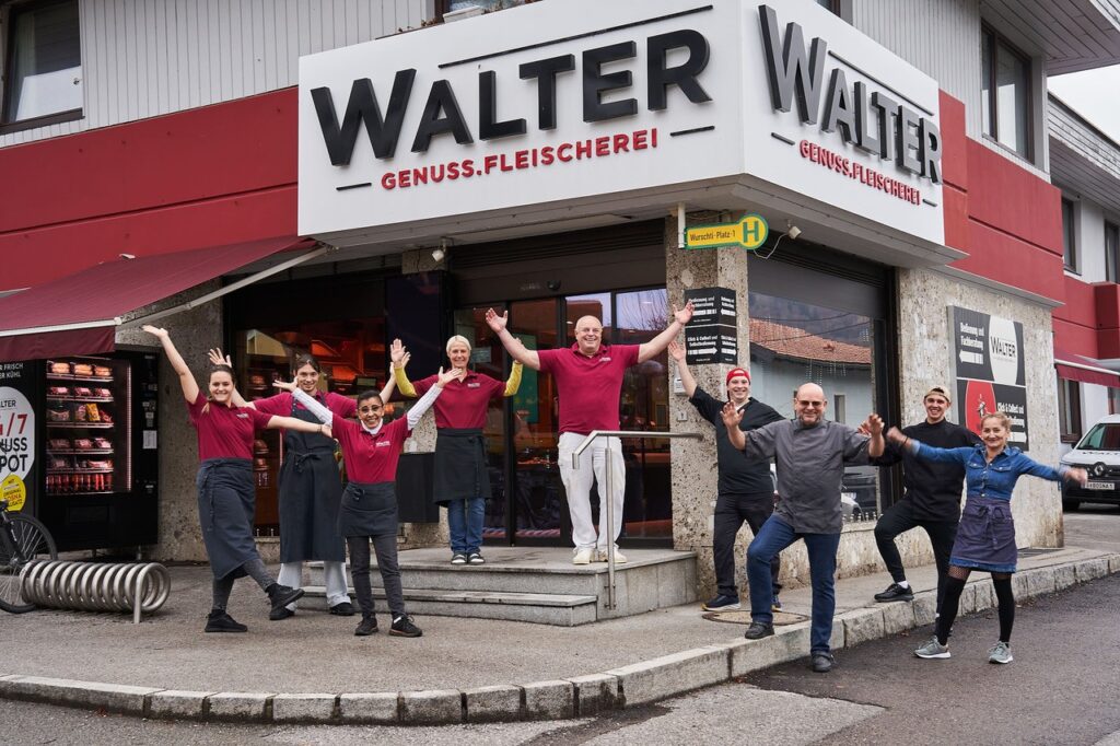 Starkes Team, starker Kapitän: Fleischermeister Hans Walter (Mitte) mit seiner Mannschaft in der Genuss-Fleischerei Walter in Salzburg-Sam.© H. Lehmann