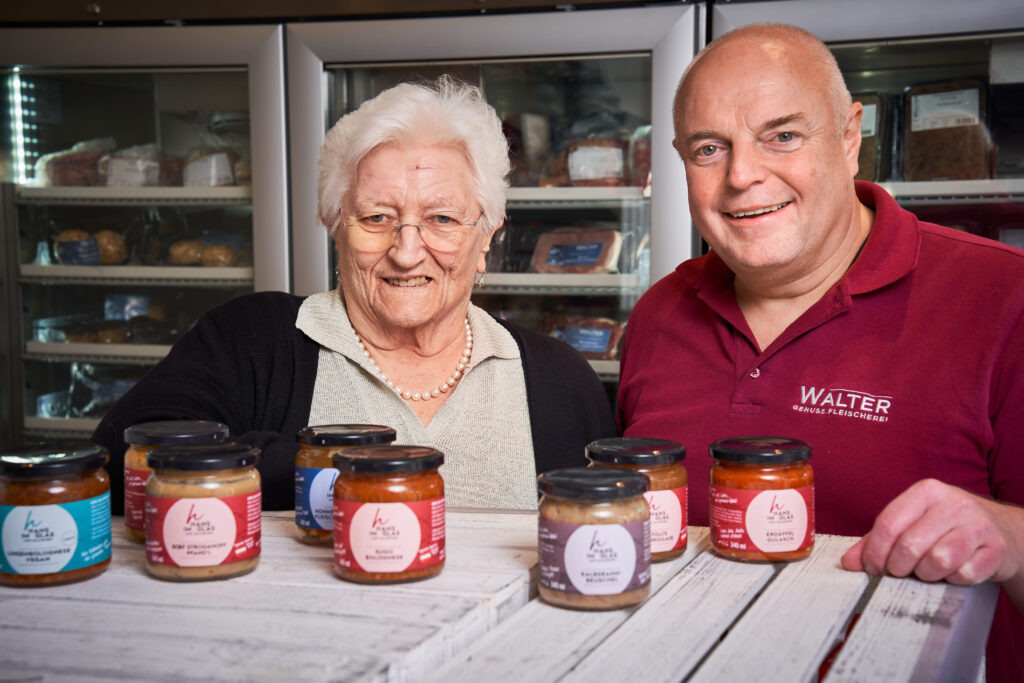 Die stolze Mutter Sieglinde Walter freut sich, dass ihr Sohn Hans den Familienbetrieb so gut weiterführt und mit der „Hans im Glas“-Linie derart große Erfolge feiert. © H. Lehmann