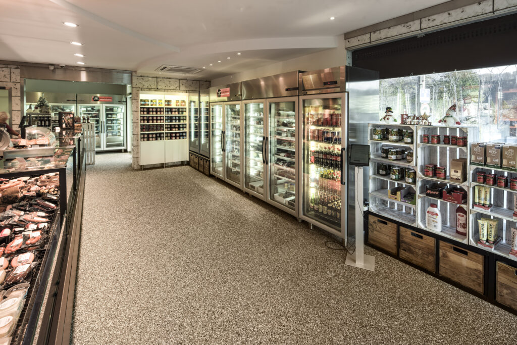 Ein Paradies des guten Geschmacks: Das Fachgeschäft der Genuss-Fleischerei Walter – mit einem attraktiven Steinteppich-Boden und einer perfekten Warenpräsentation.© H. Lehmann