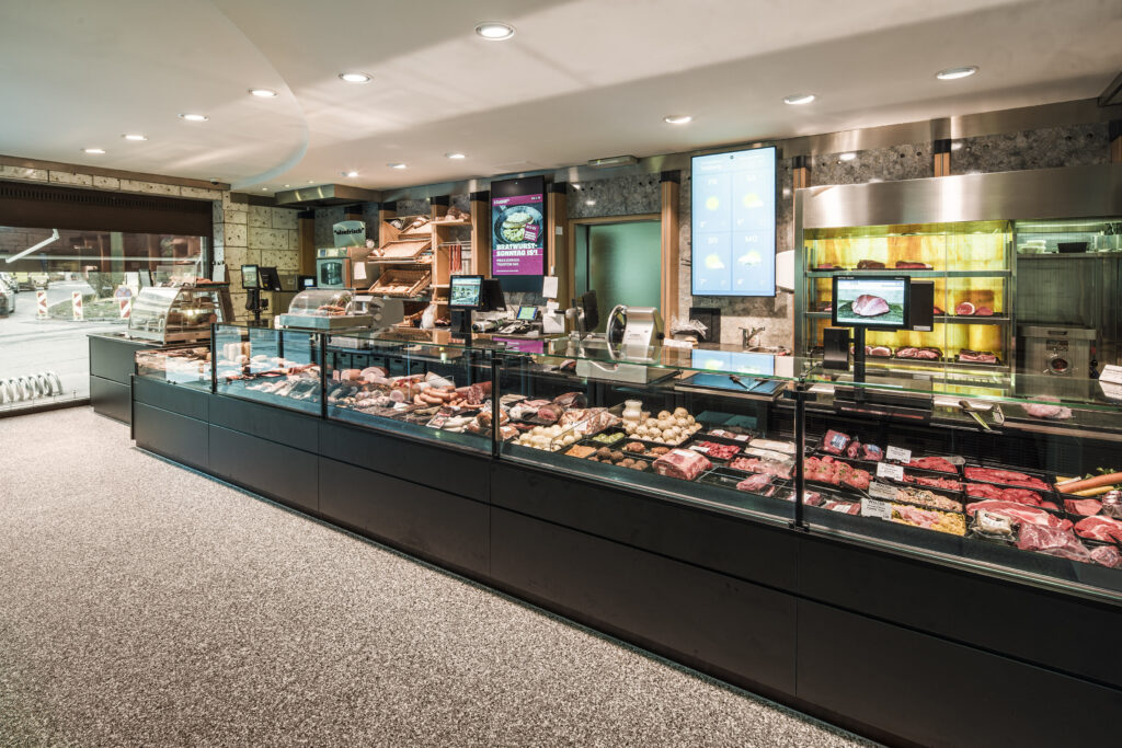 Der verbreiterte Durchgang zum SB-Bereich erleichtert den Wechsel zwischen Bedienung und Selbstbedienung – die neuen Theken sorgen dabei für optimale Präsentation der Spezialitäten. © H. Lehmann