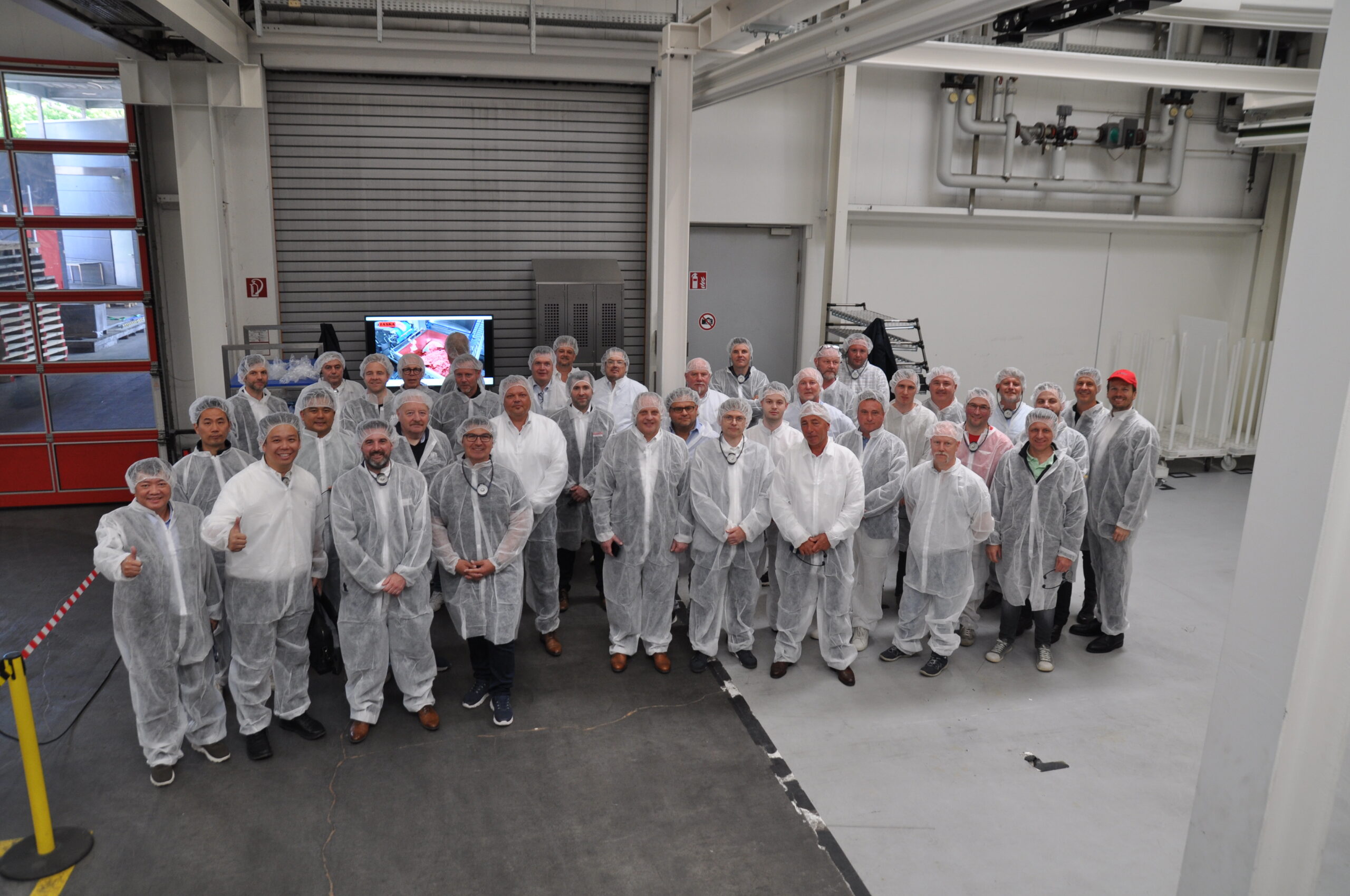 Die Besucher kamen aus aller Welt und legten für die Praxis-Vorführungen die in der Fleischverarbeitung obligatorische Schutzkleidung an. (Foto: HaRo)