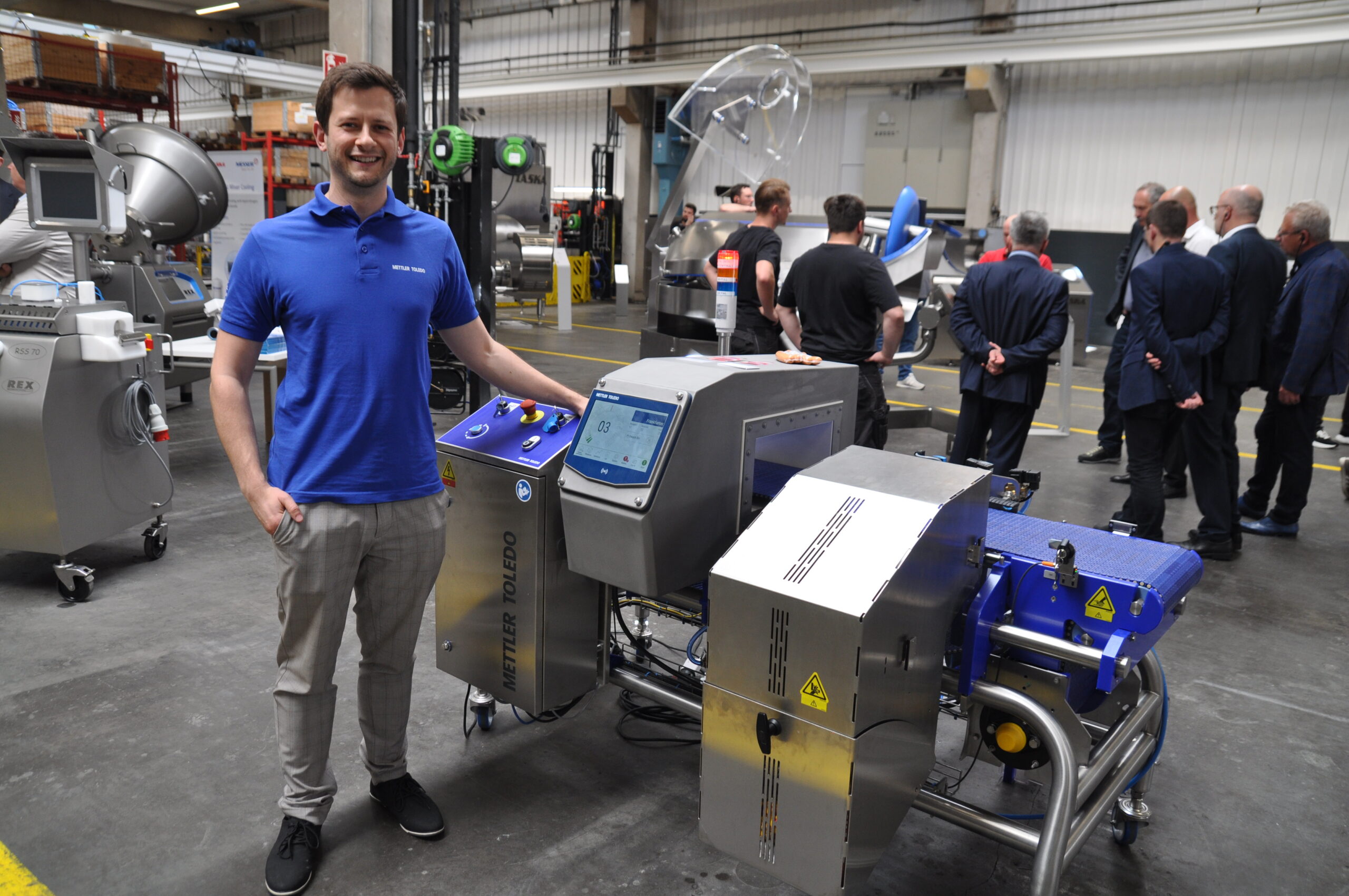 Vertriebsmitarbeiter Richard Achleitner präsentierte einen Metalldetektor von Mettler Toledo. (Foto: HaRo)