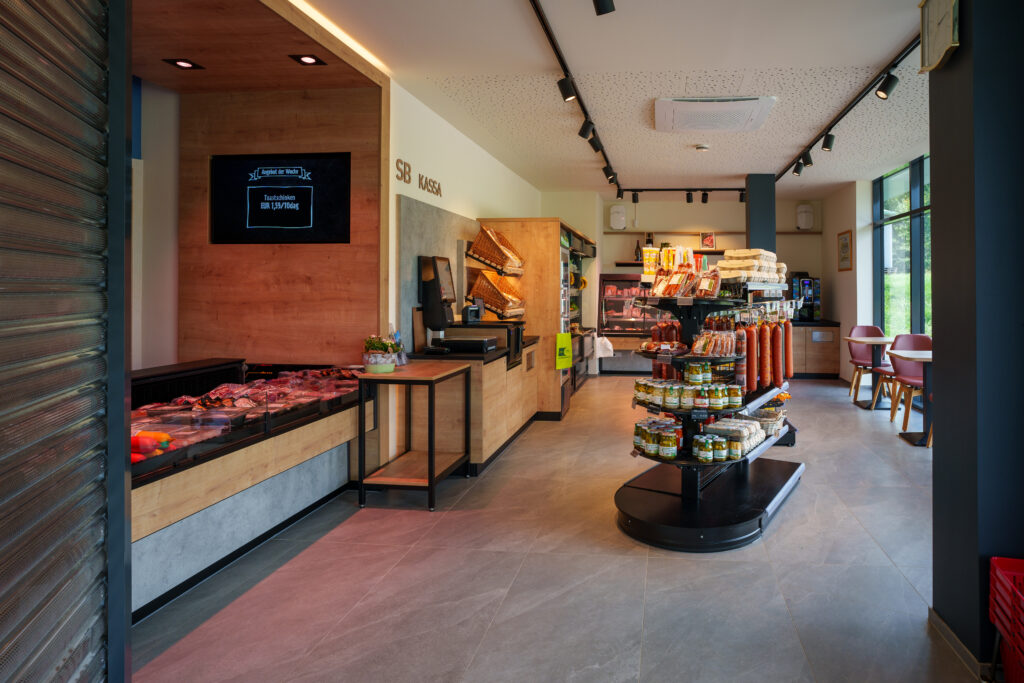 Der hybride Laden der Fleischerei Höller in Zöbern zeigt, wie moderne Smart-Store Konzepte auch im ländlichen Raum funktionieren: längere Öffnungszeiten, Self-Checkout und zusätzliche Umsätze bei minimalem Diebstahlrisiko. © Aichinger / Michaela Begsteiger