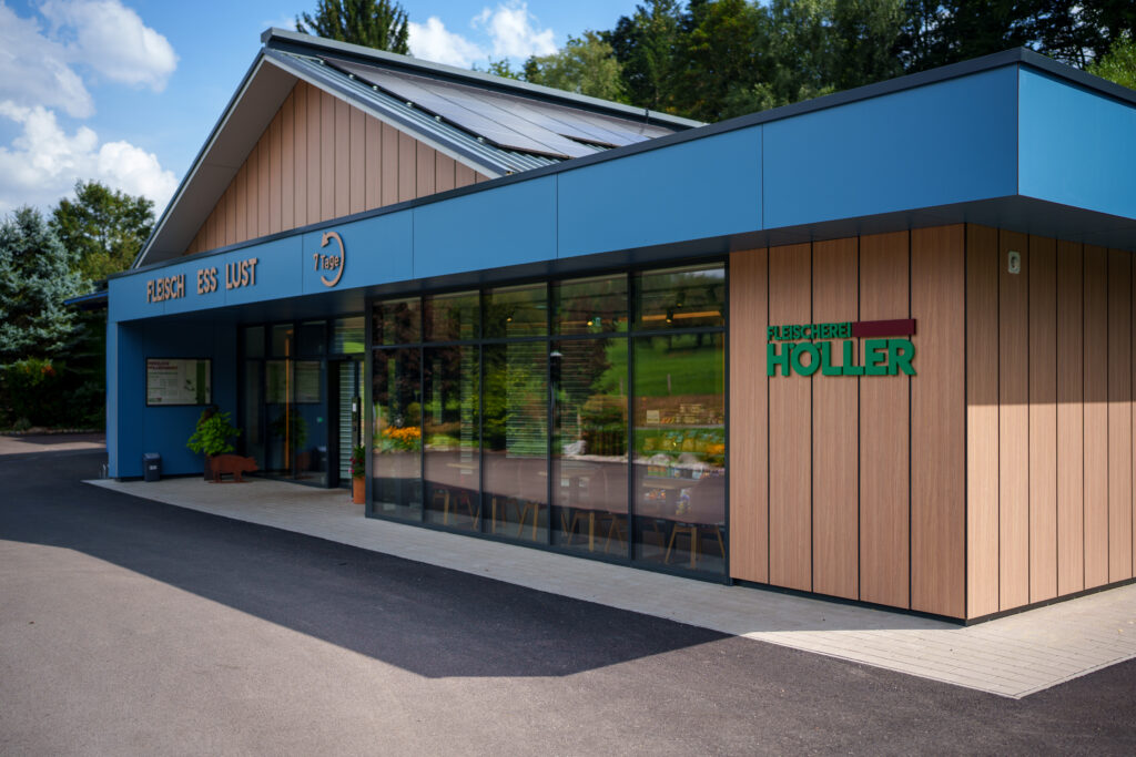 Die neugestaltete Fassade mit bodentiefen Fenstern der Fleischerei Höller macht sichtbar Lust auf das Einkaufserlebnis im Laden. © Aichinger / Michaela Begsteiger