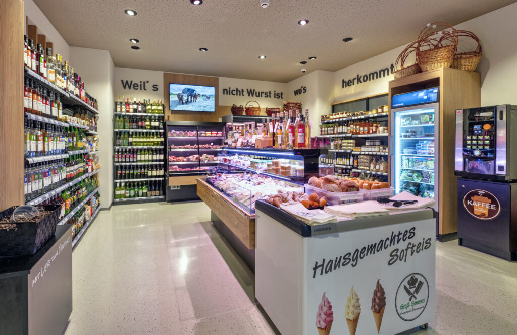 Im SB-Shop von Groß Genuss werden auf 38 Quadratmetern rund 2.000 Produkte verkauft – von Fleisch- und Wurstspezialitäten bis zu regionalen Lebensmitteln. © Aichinger / Michaela Begsteiger