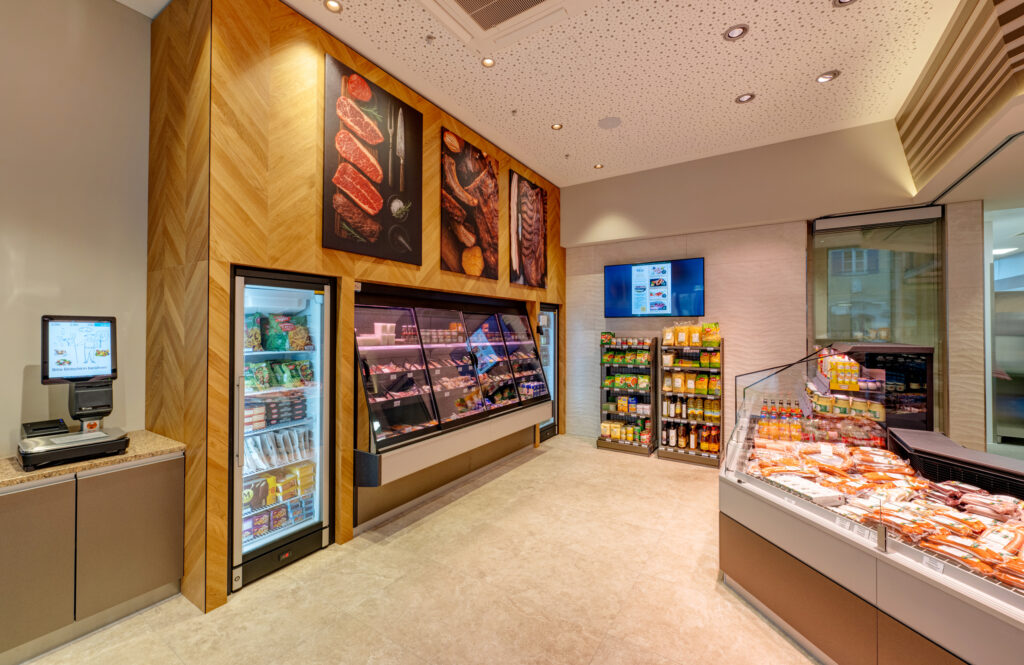 Im SB-Shop von Groß Genuss werden auf 38 Quadratmetern rund 2.000 Produkte verkauft – von Fleisch- und Wurstspezialitäten bis zu regionalen Lebensmitteln. © Aichinger / Michaela Begsteiger