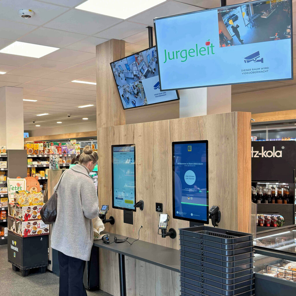 Die einfache Bedienungsführung sowie die Überwachung und Sichtbarkeit des Bezahlvorgangs auf den Bildschirmen vermeiden, dass Einkäufe nicht bezahlt werden. © AnyStore GmbH