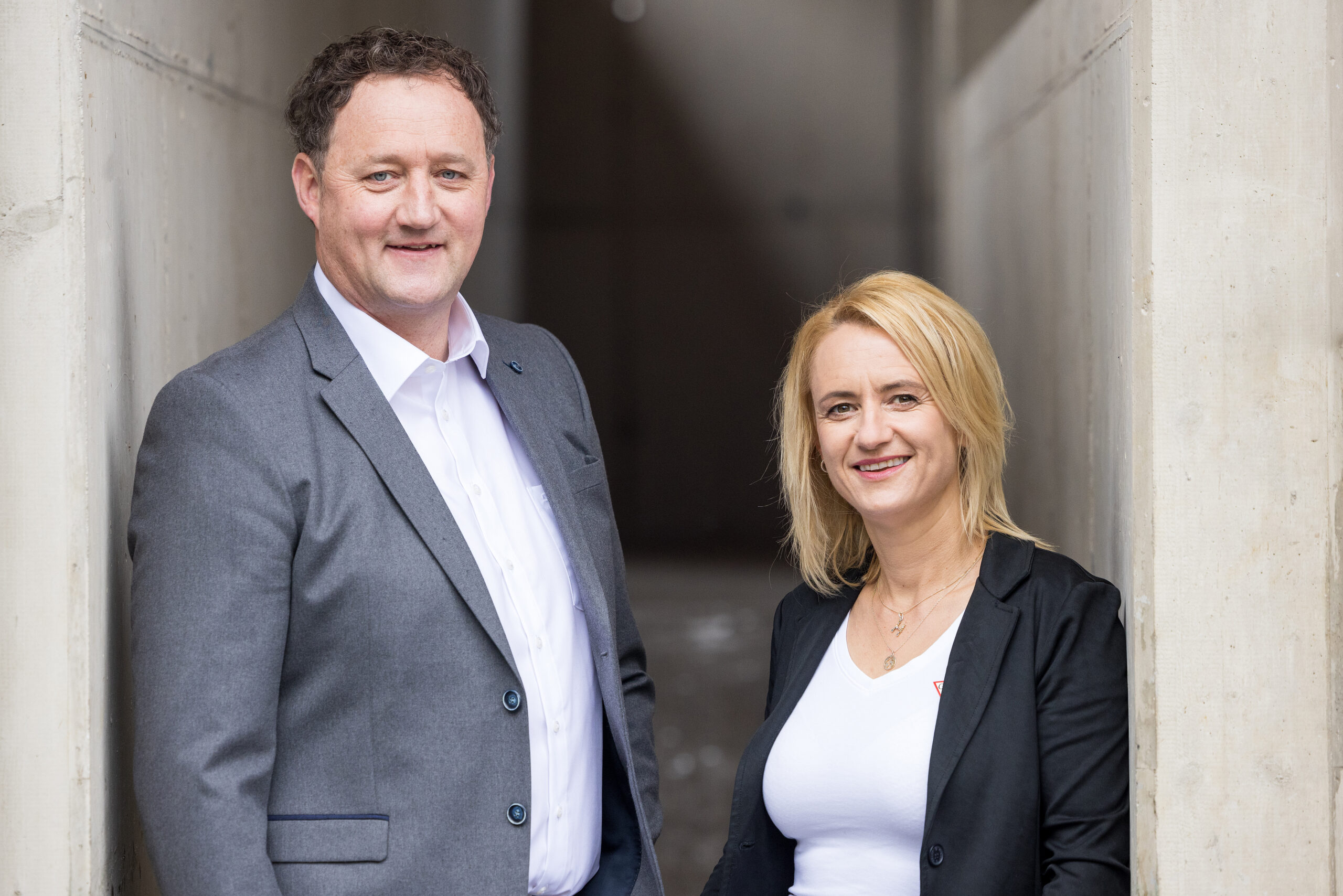 Anton und Helga Juffinger haben mit der Bio-Wurstmarke Purro einen bewusst unkonventionellen Weg eingeschlagen. Nach dem viel beachteten Start auf der Biofach 2024 ist das Sortiment nun bundesweit in den Denns Biomärkten erhältlich.Bildcredit: Florian Lechner / Bio-Metzgerei Juffinger
