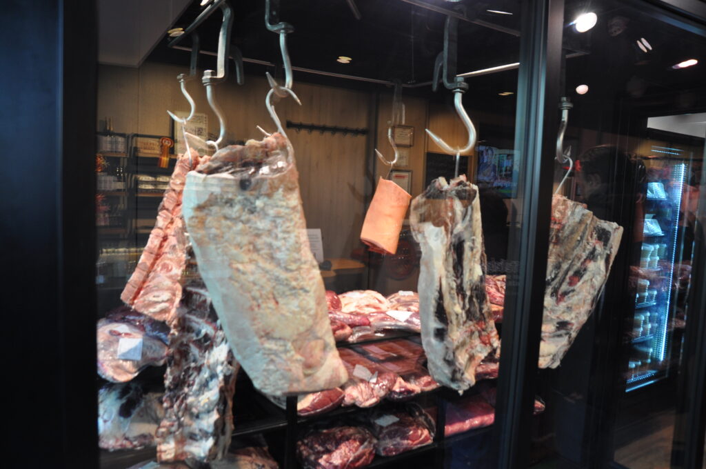 Dry Aging als Blickfang: Im Reifeschrank lagern edle Fleischstücke.© HaRo
