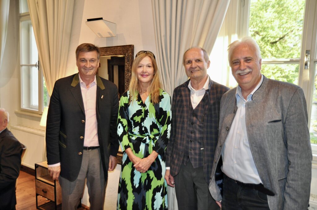 Beim Festbankett im Restaurant Maria Loretto hatten sich auch hohe heimische Wirtschaftsvertreter eingefunden (v. l.): Kärntens Wirtschaftskammerpräsident Jürgen Mandl, IBC-Generalsekretärin Kirsten Diessner, der Obmann des Fleischerverbands Anton Karl und Bundesinnungsmeister Raimund Plautz. © Johannes Rottensteiner