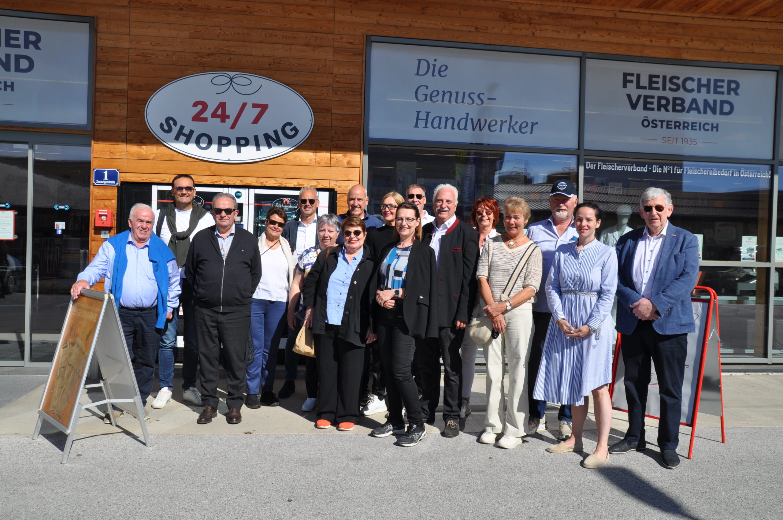 Die IBC-Delegation zu Gast bei der Filialleiterin der Klagenfurter Niederlassung des Fleischerverbandes, Manuela Kellner (2. v. re.). Bild: Johannes Rottensteiner