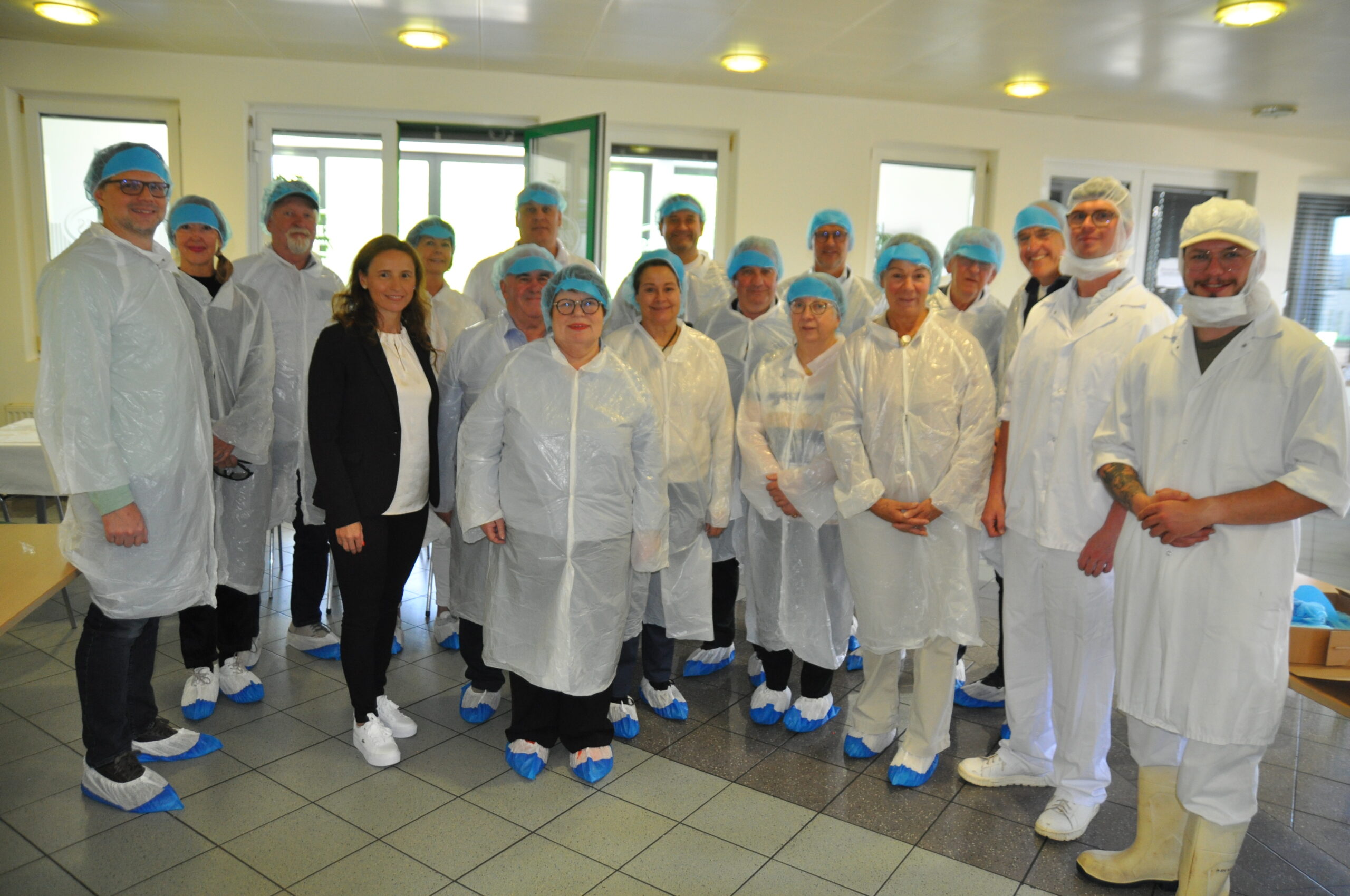 Die IBC-Delegation zu Gast bei der Fleischerei Frierss in Villach. Empfangen wurden die Tagungsteilnehmer von Marketingchefin Bettina Rabitsch (4. v. li.). (Bild: Johannes Rottensteiner)