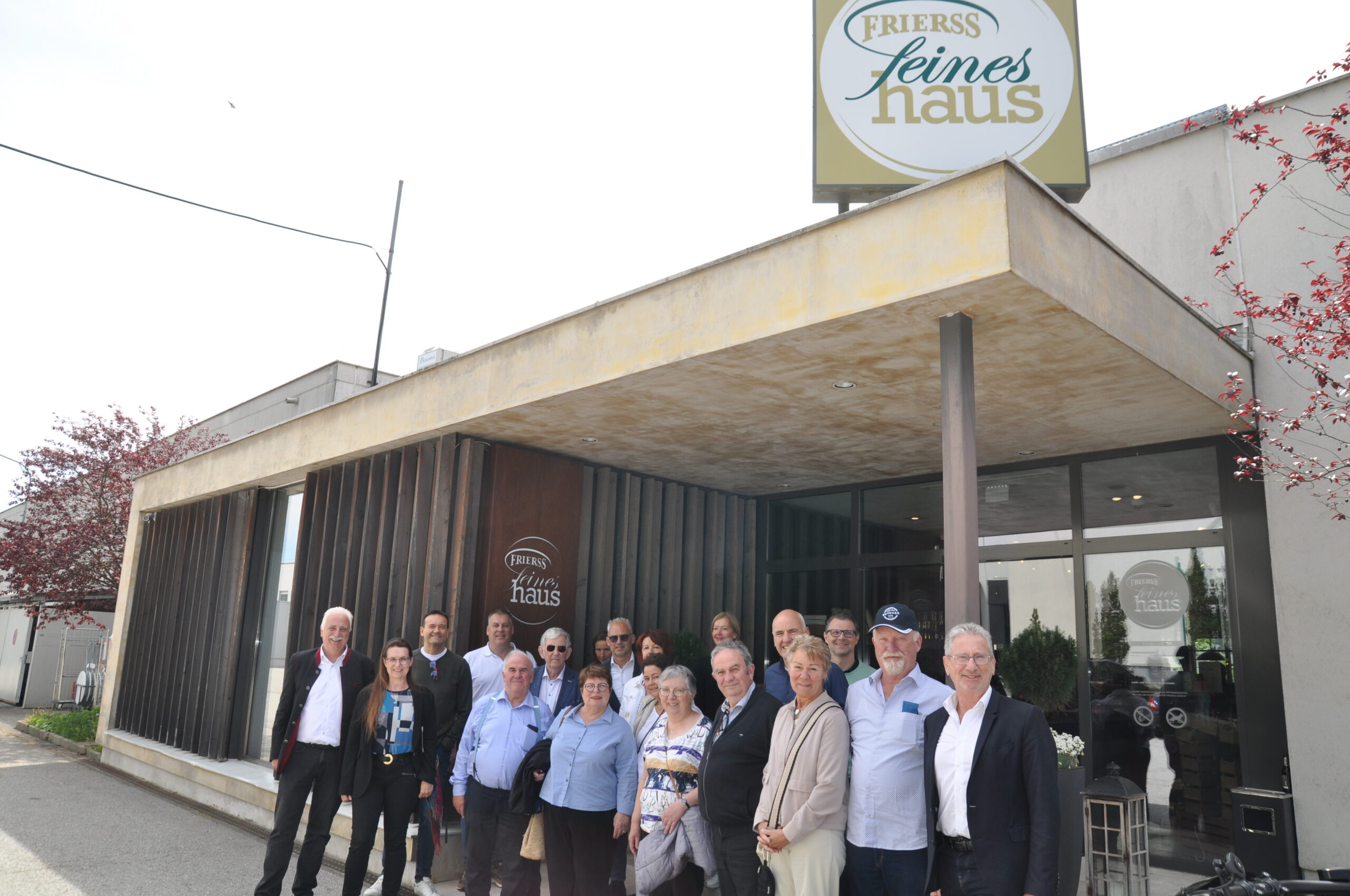 Nach der Betriebsbesichtigung ging es zum Mittagessen in das Feine Haus von Frierss. Seniorchef Rudolf Frierss (re.) begrüßte die Abordnung der internationalen Fleischer. Bild: Johannes Rottensteiner