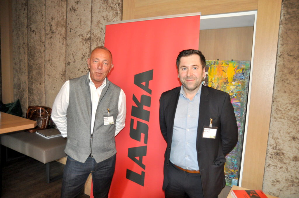 Wesentlicher Partner ist der heimische Lebensmittelmaschinenhersteller Laska aus Traun mit Helmut Kottinger (r.) und Gebietsleiter Gerhard Nagl-Riepl.© HaRo