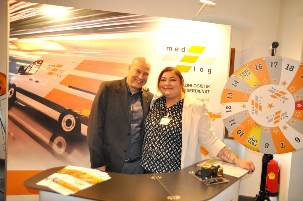 Mikko Oberreiter und Andrea Karner vertraten den Logistikpartner Medlog.© HaRo