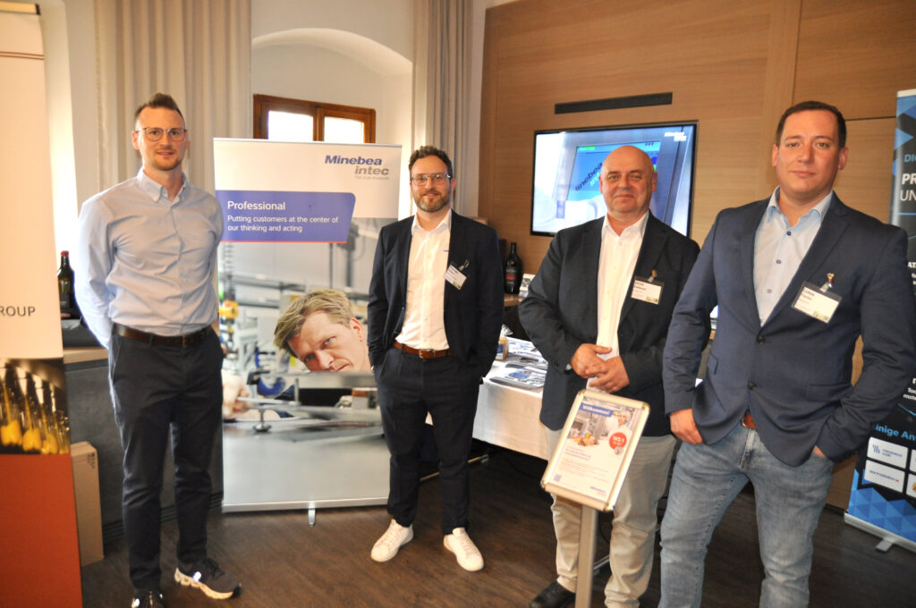 Modernste Inspektions- und Wägetechnologie aus dem Haus Minebea Intec wurde vom Vertriebsteam vorgestellt (v. li.): Felix Edinger, Thorsten Vollborn, Ulrich Rathbauer und Lukas Fischer. © HaRo