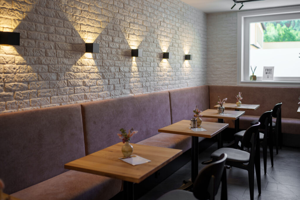 Holz, warme Farben und gemütliche Sitzgruppen sorgen im neuen Gastrobereich für mehr Aufenthaltsqualität. © Henry Gasselich
